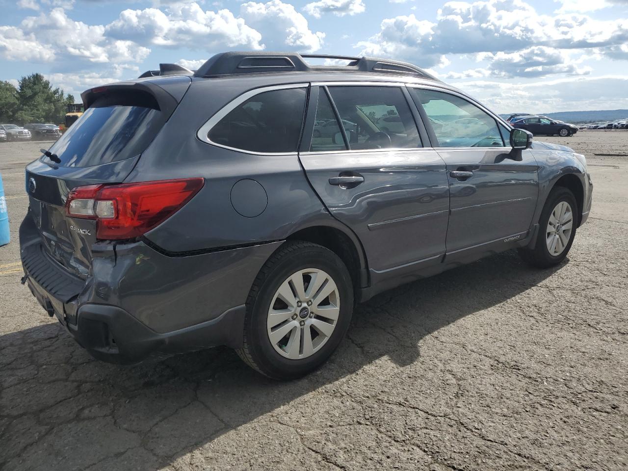 4S4BSAFC0J3315581 2018 Subaru Outback 2.5I Premium