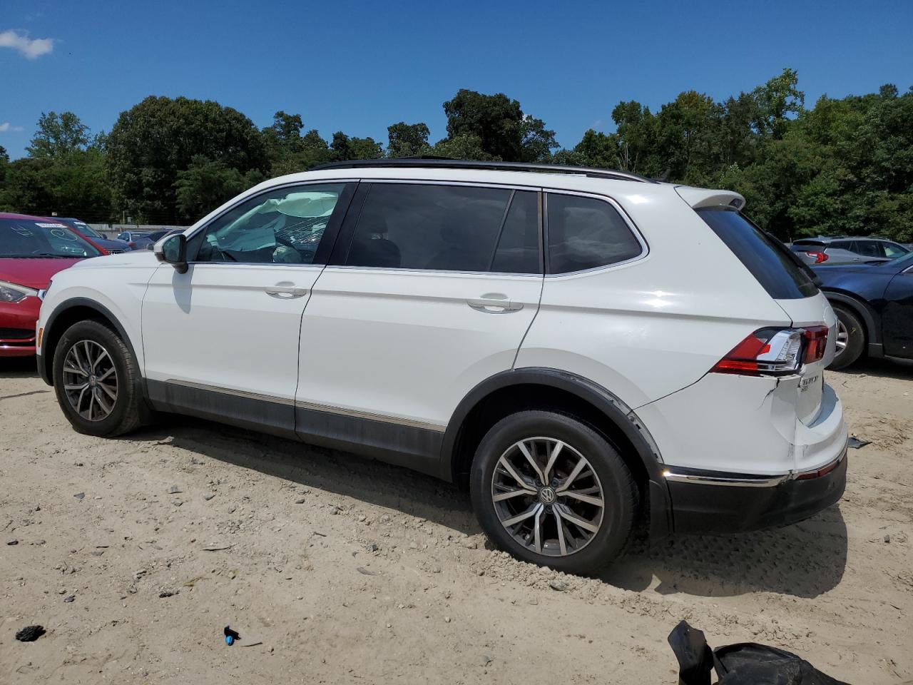 3VV2B7AX2JM190925 2018 VOLKSWAGEN TIGUAN - Image 2