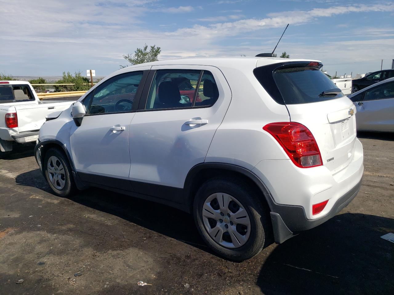 3GNCJKSB8JL416393 2018 CHEVROLET TRAX - Image 2