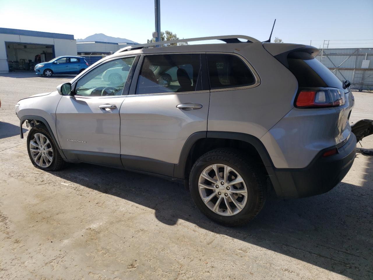 1C4PJLCB2KD327666 2019 JEEP GRAND CHEROKEE - Image 2