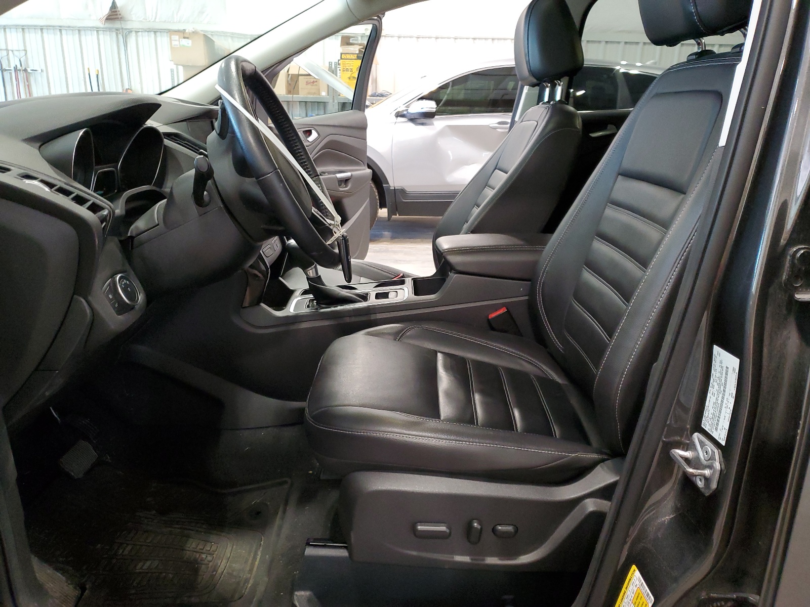 1FMCU9J98HUA99976 2017 Ford Escape Titanium