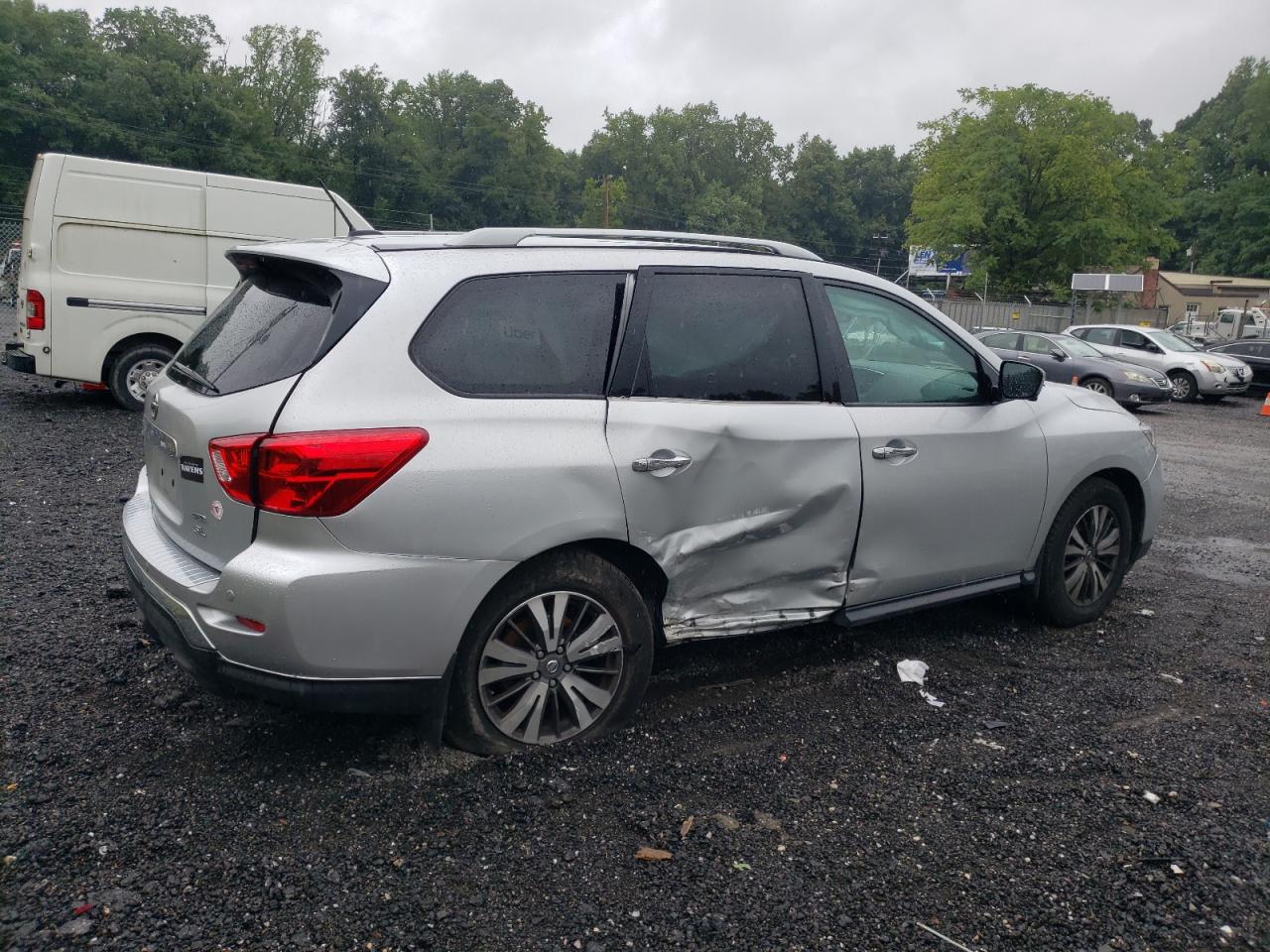 2017 Nissan Pathfinder - Image 3