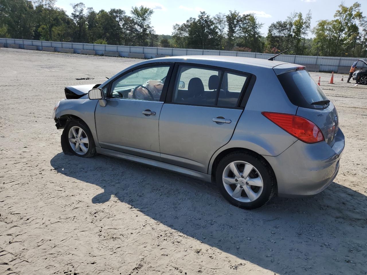 2011 Nissan Versa - Image 2