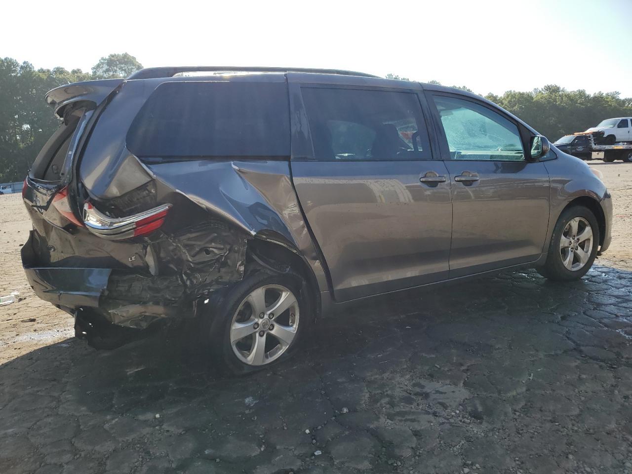 2015 Toyota Sienna - Image 3
