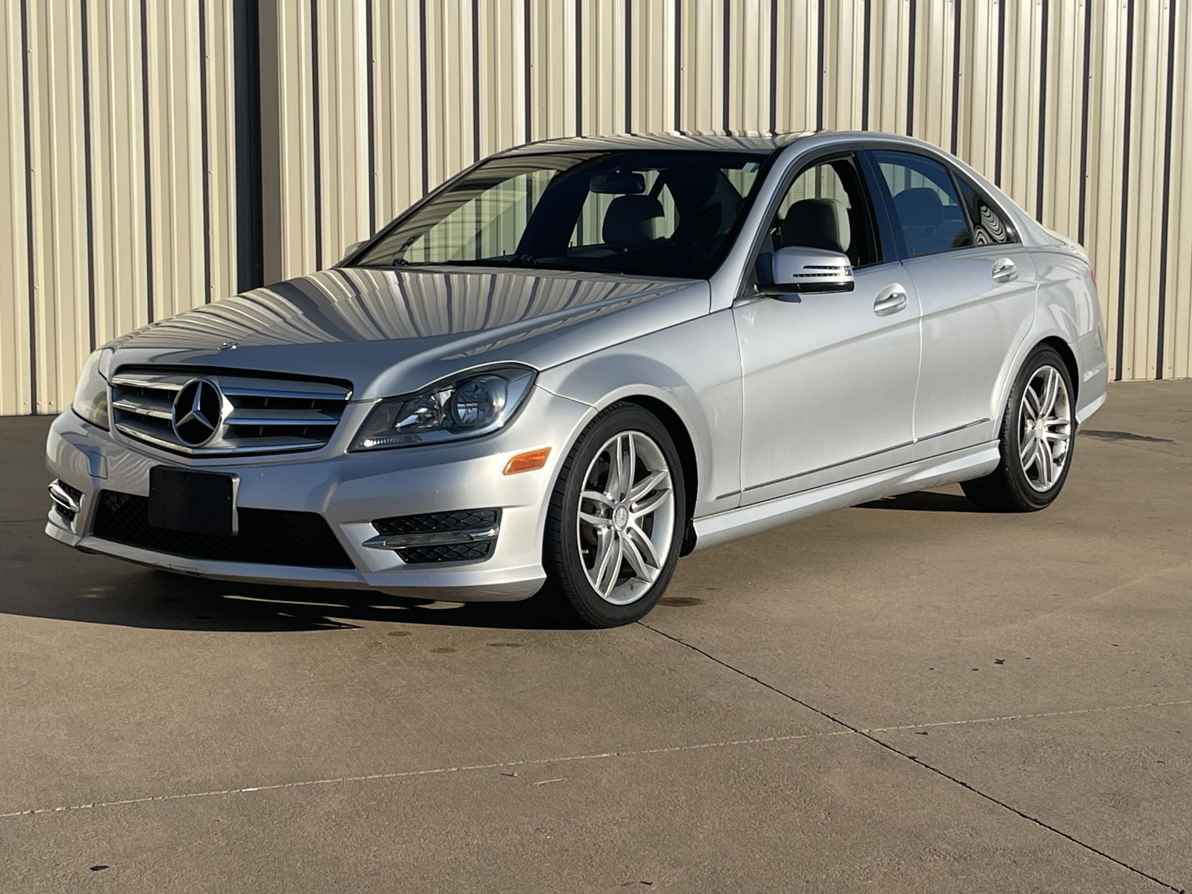 2013 Mercedes-Benz C 250 vin: WDDGF4HB0DR266054