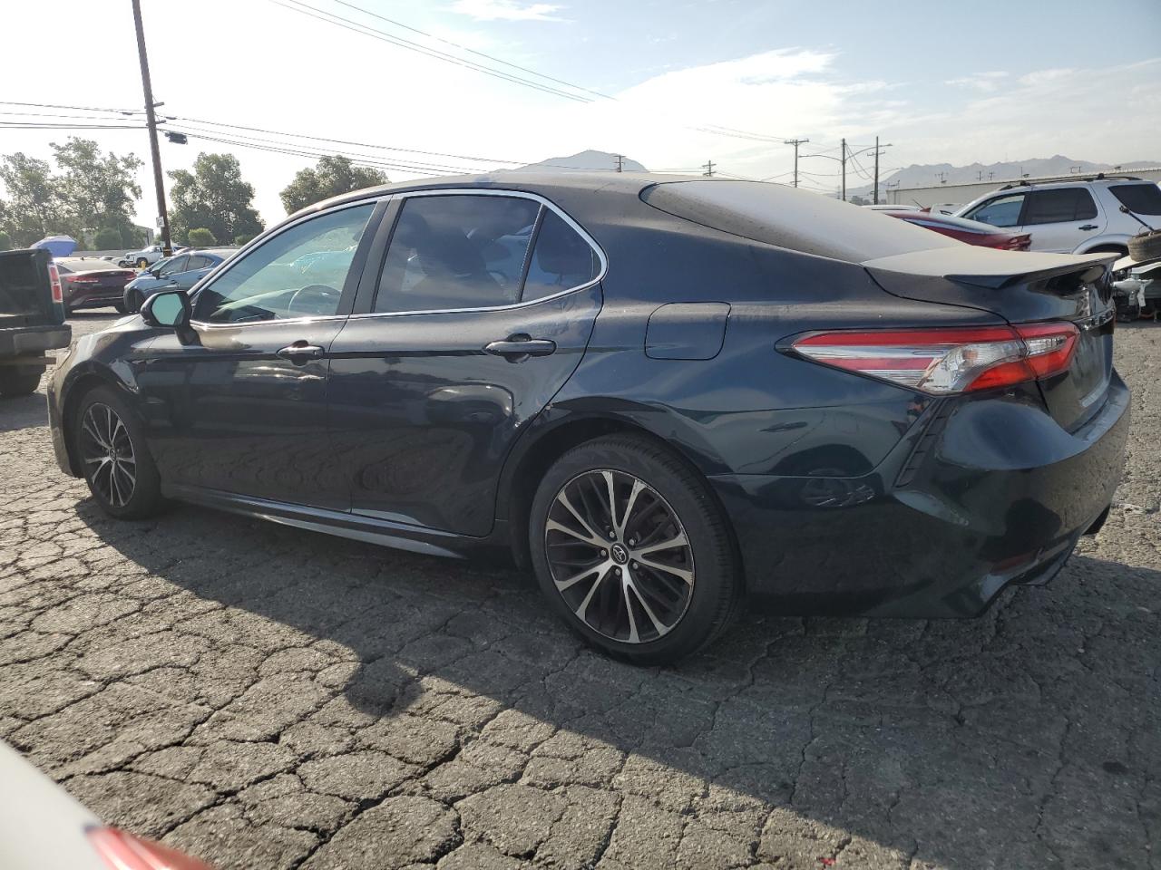 4T1B11HK8JU636219 2018 TOYOTA CAMRY - Image 2