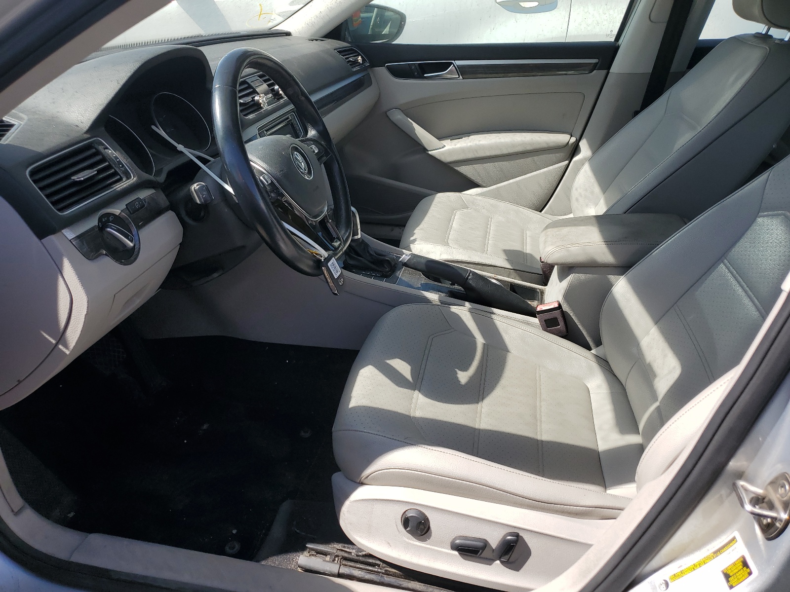 1VWBA7A33JC011143 2018 Volkswagen Passat Se