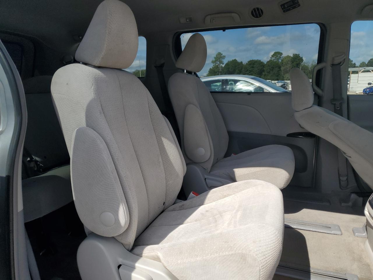 2013 Toyota Sienna - Image 11