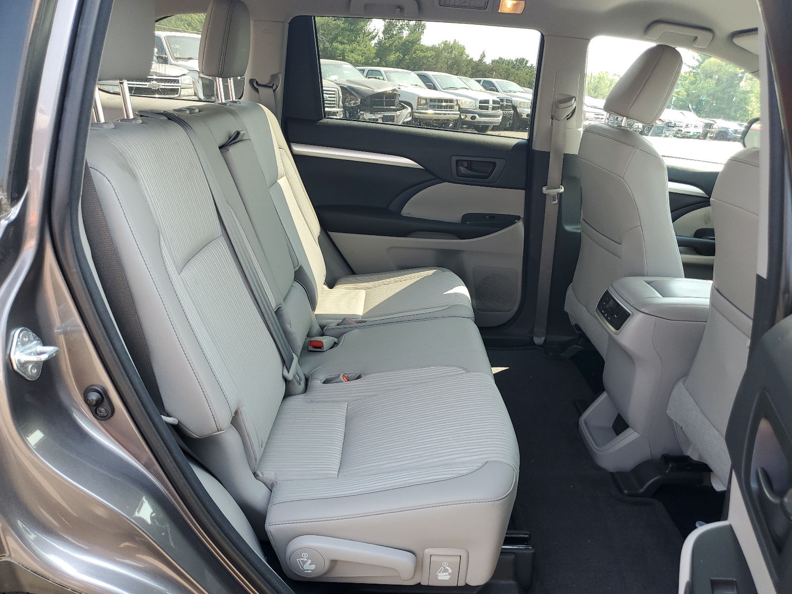 5TDBKRFH4GS253799 2016 Toyota Highlander Le