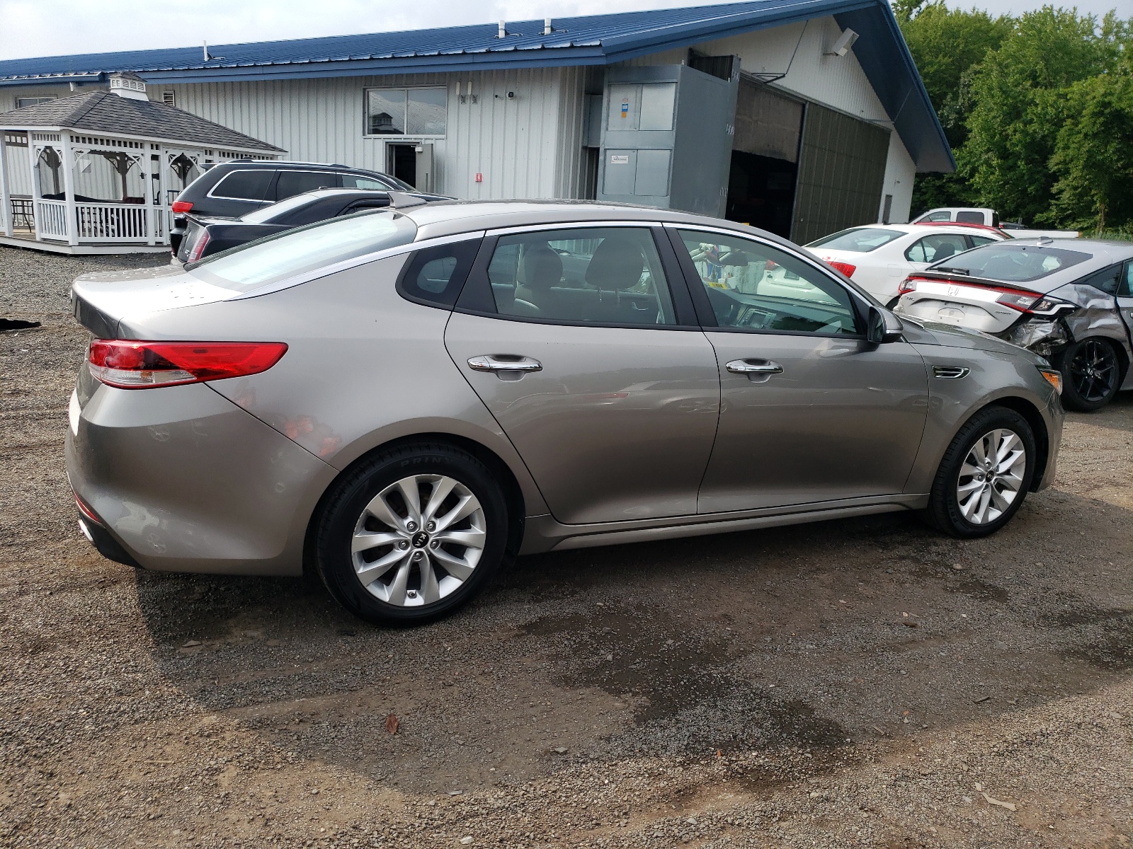 2017 Kia Optima Lx vin: 5XXGT4L33HG147037