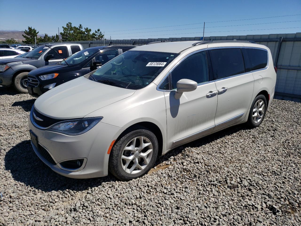 2C4RC1BG2HR628660 2017 CHRYSLER PACIFICA - Image 1