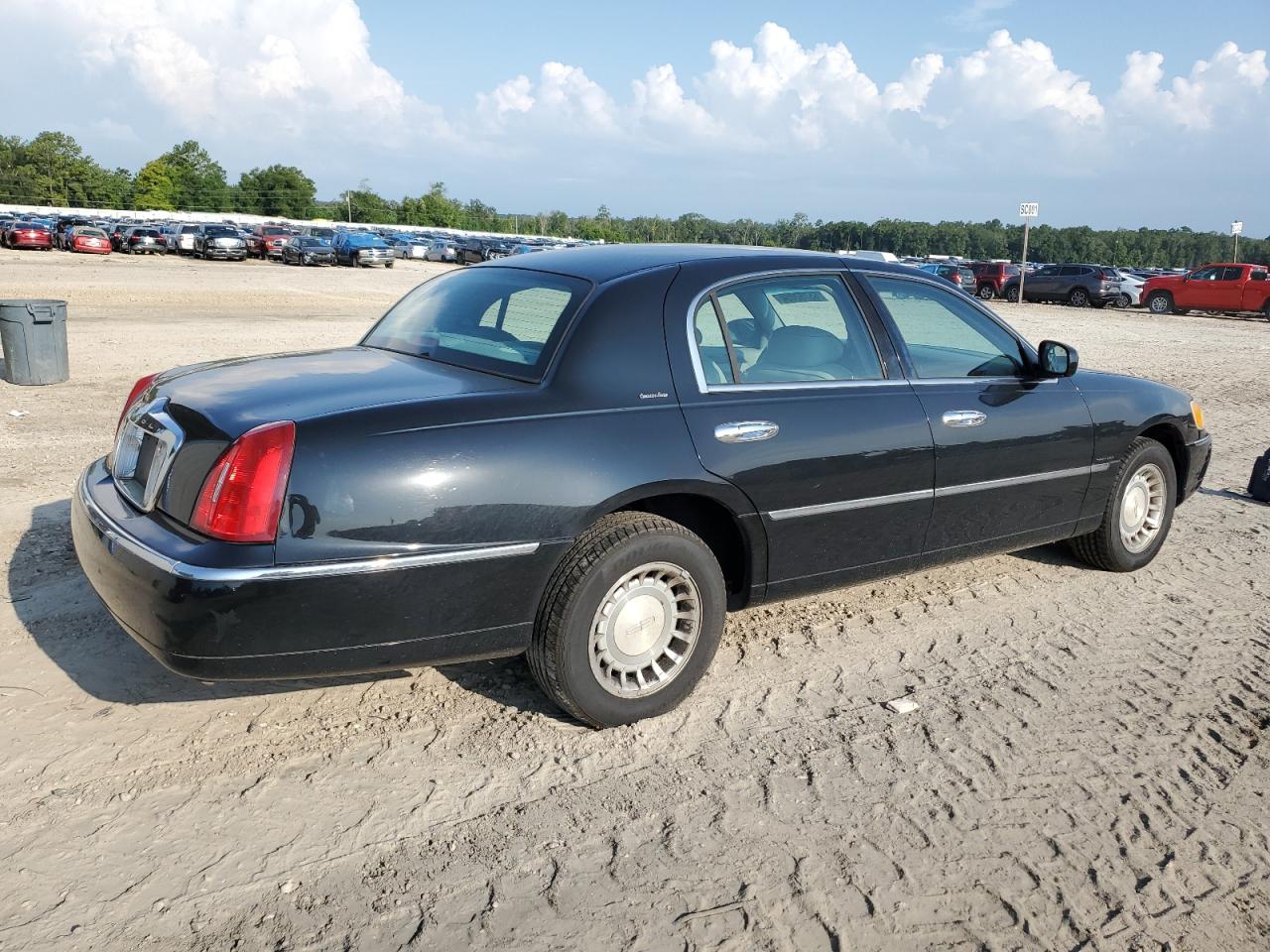 2002 Lincoln Town Car Executive VIN: 1LNHM81W52Y649334 Lot: 65752054