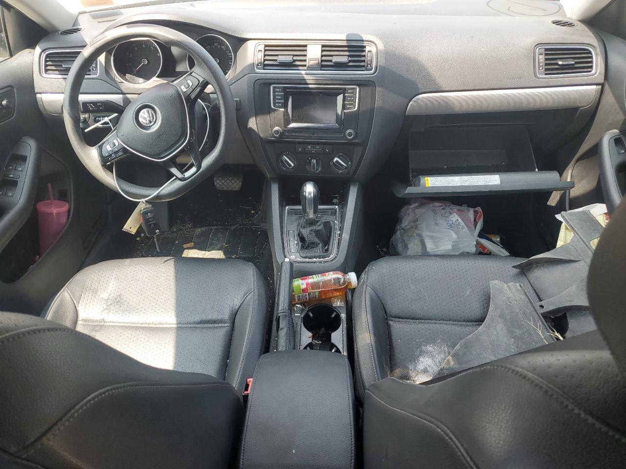 3VWDB7AJ8JM211048 2018 Volkswagen Jetta Se