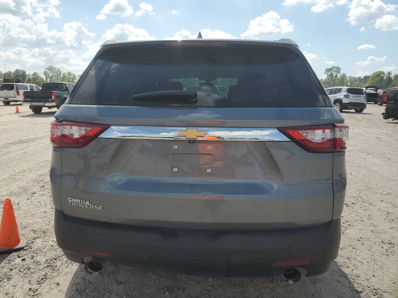 2020 Chevrolet Traverse Ls vin: 1GNERFKW5LJ256351