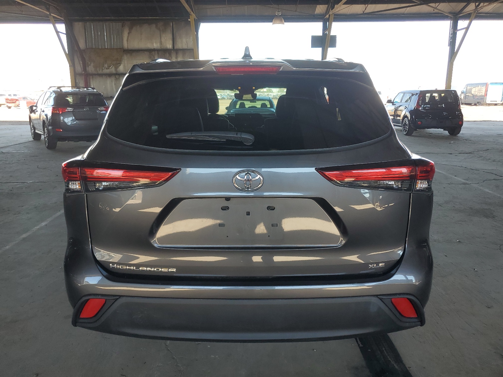 5TDGZRAH5NS546973 2022 Toyota Highlander Xle