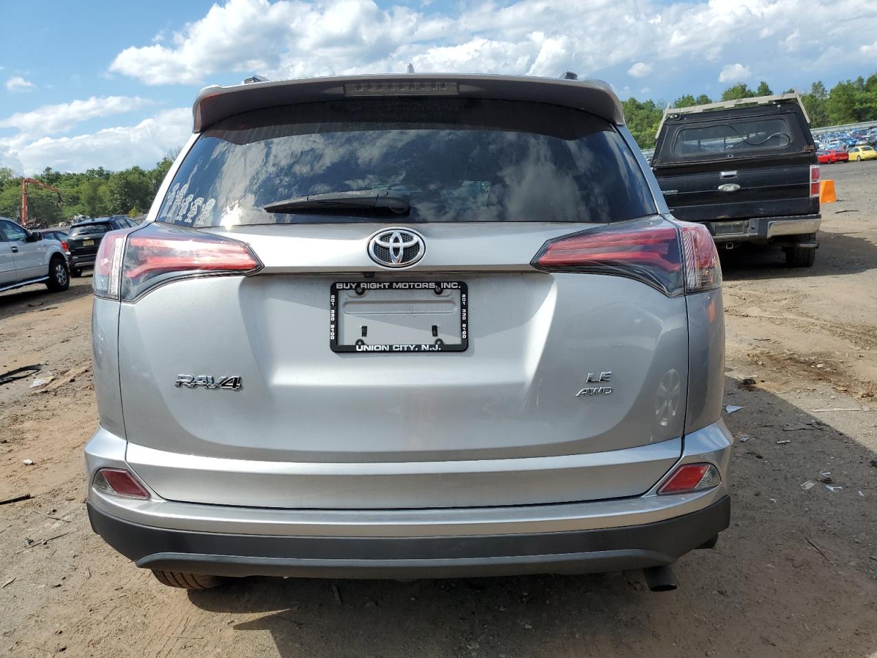 2T3BFREV0HW578445 2017 Toyota Rav4 Le