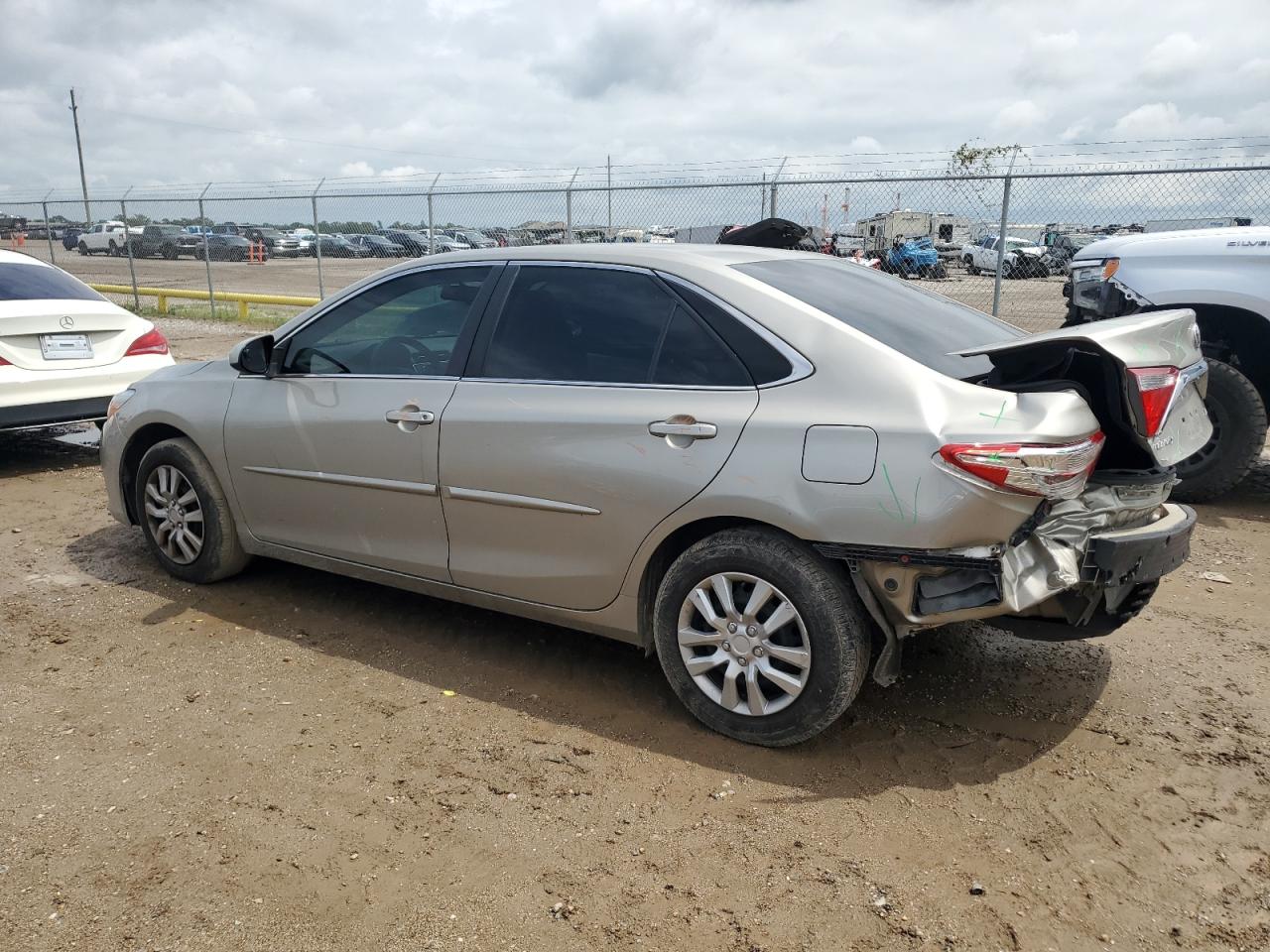 4T1BF1FK5HU339214 2017 TOYOTA CAMRY - Image 2