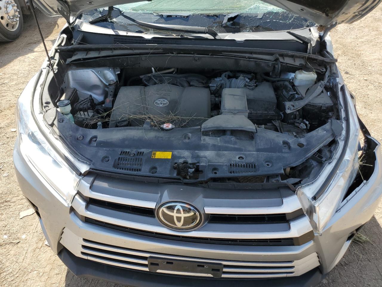 5TDJZRFH2JS552724 2018 Toyota Highlander Se