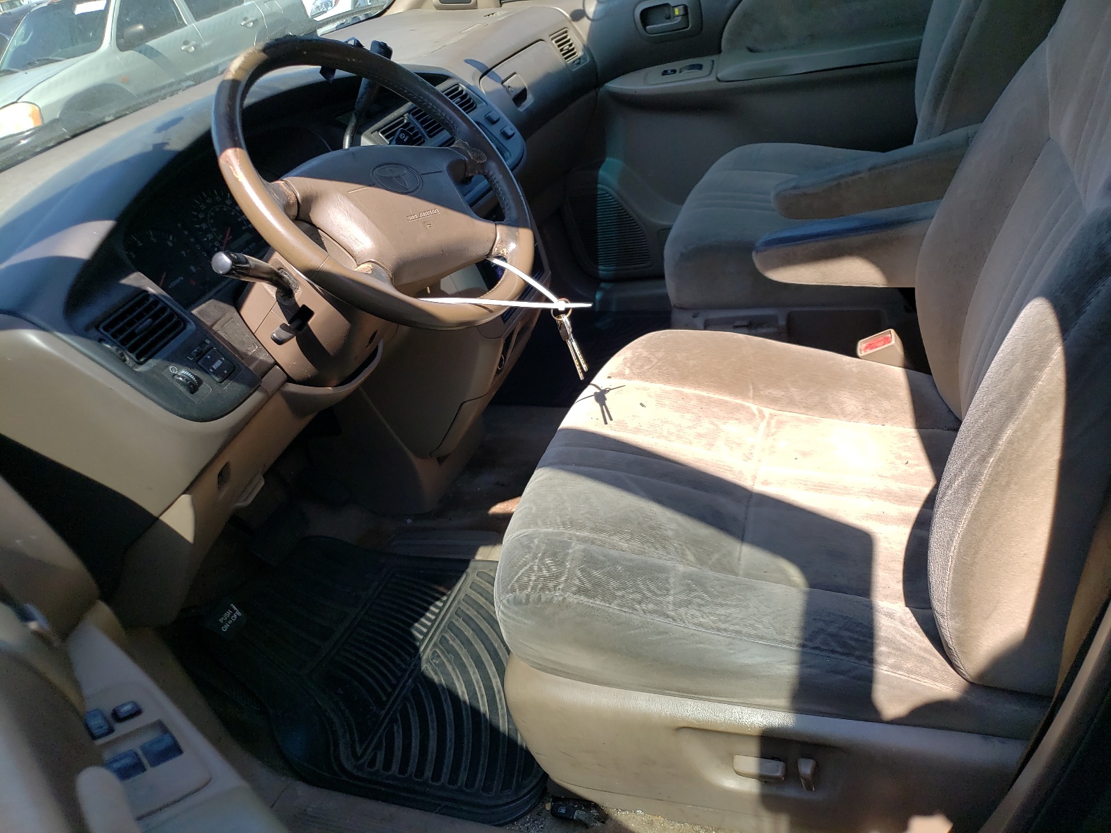 4T3ZF13C2WU012740 1998 Toyota Sienna Le