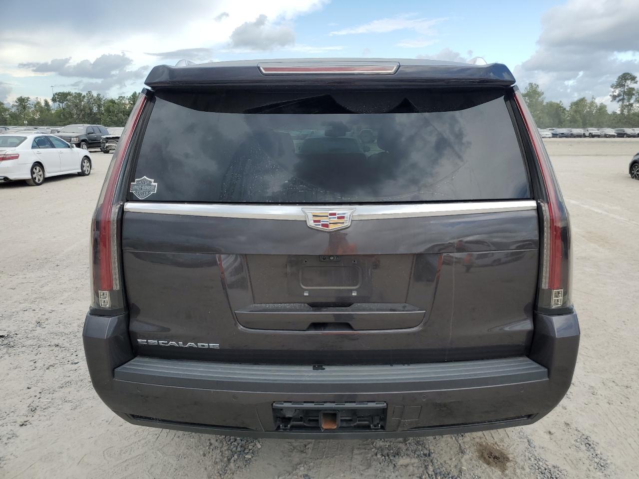 1GYS3BKJ3JR138432 2018 Cadillac Escalade Luxury