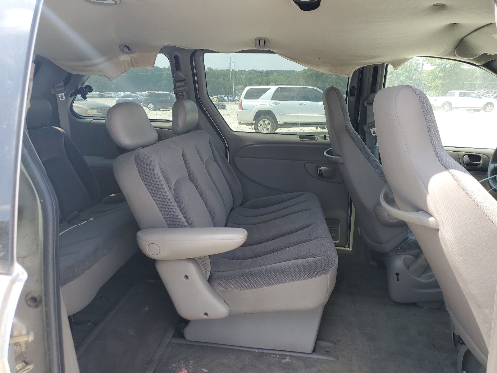 1B4GP253X2B647714 2002 Dodge Caravan Se