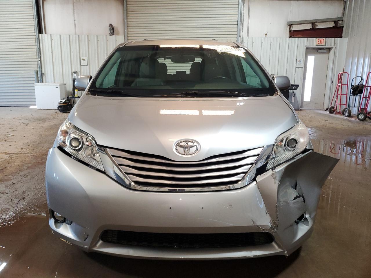 2017 Toyota Sienna - Image 5