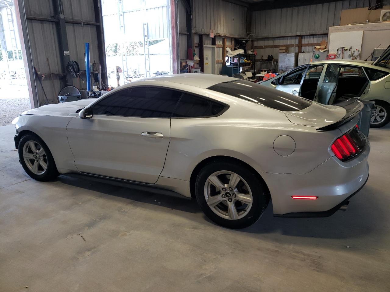 1FA6P8AM4H5312719 2017 FORD MUSTANG - Image 2