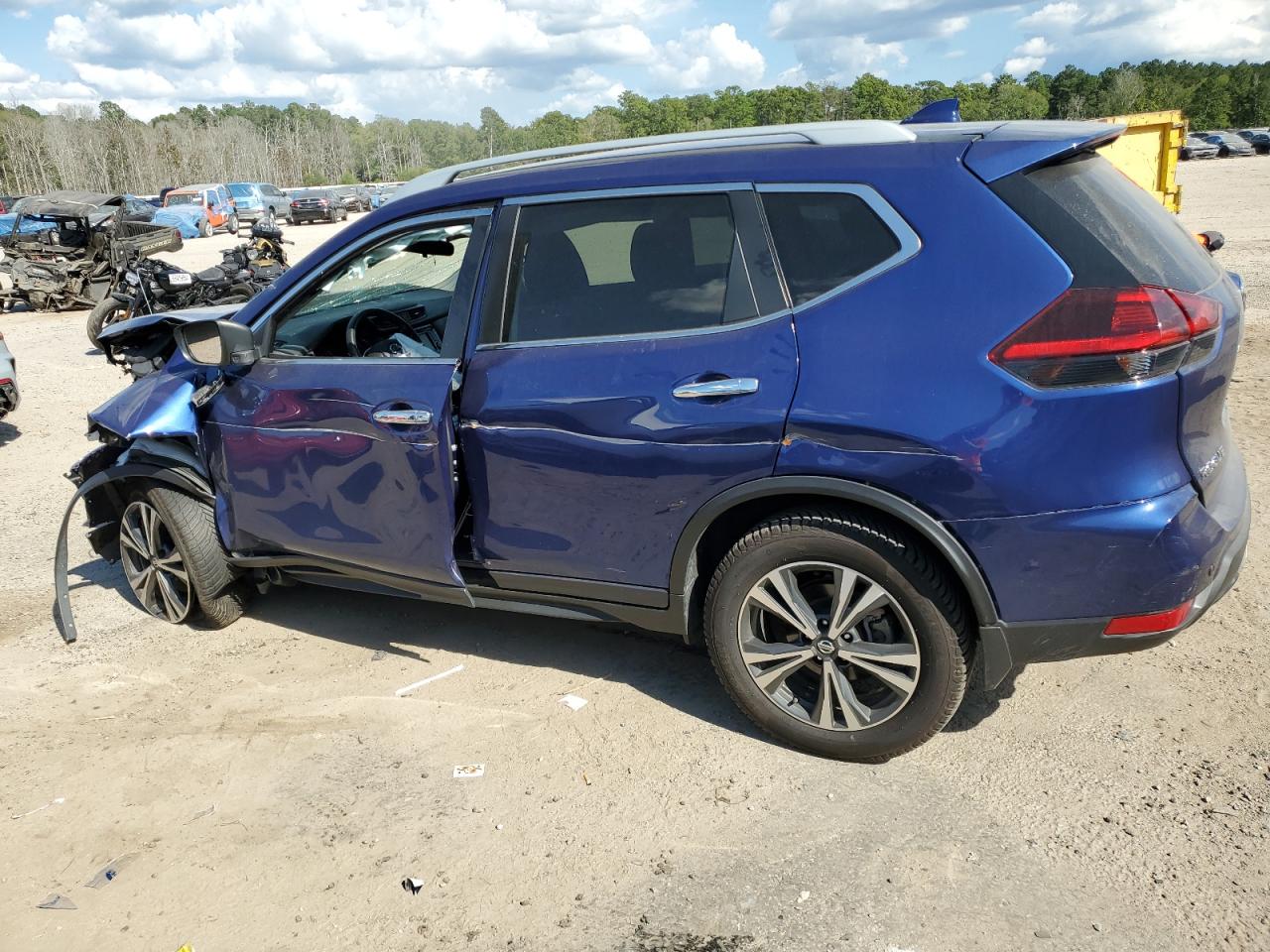 5N1AT2MV2KC825063 2019 NISSAN ROGUE - Image 2