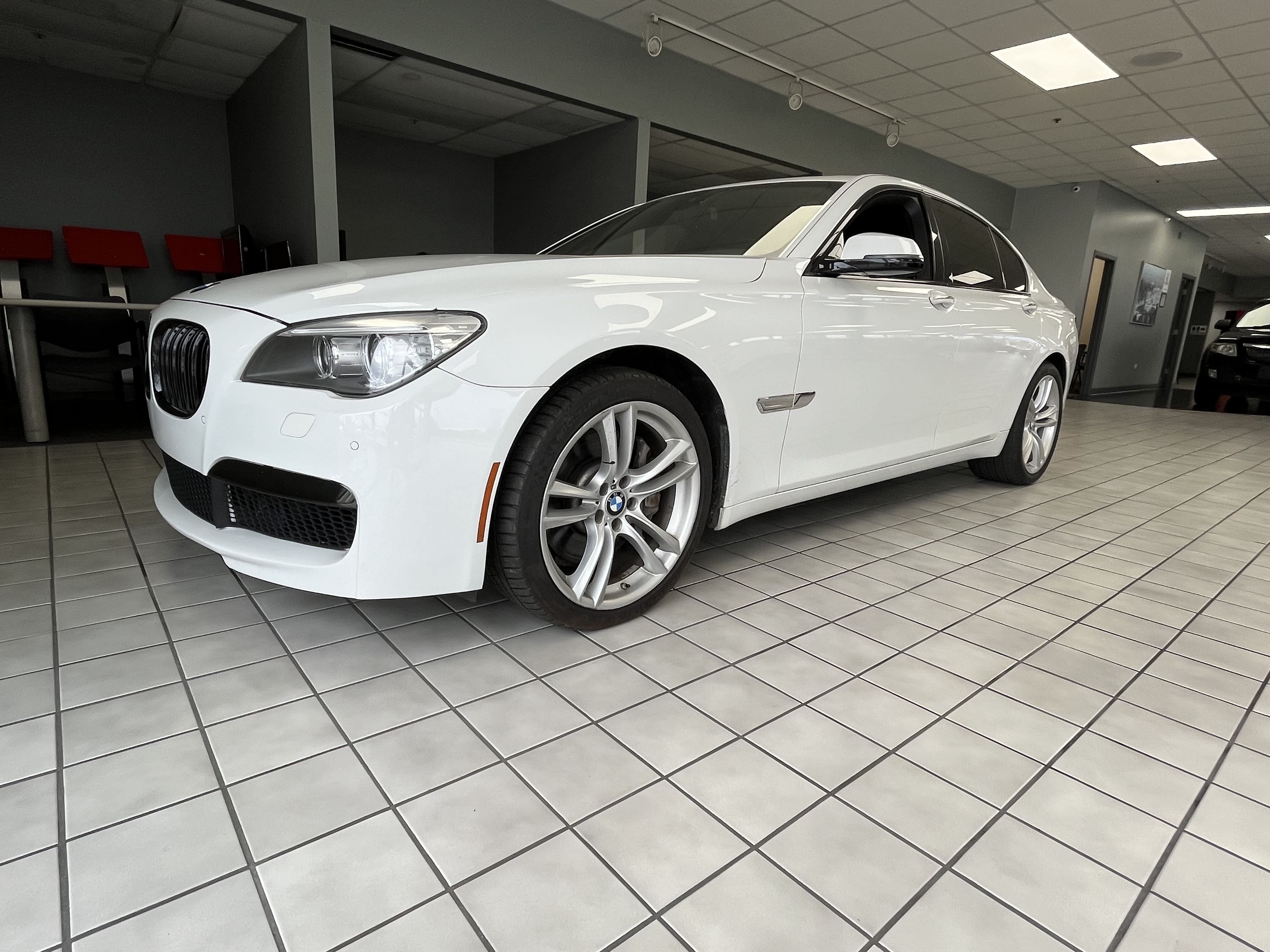 2013 BMW 750 I vin: WBAYA8C55DD227685