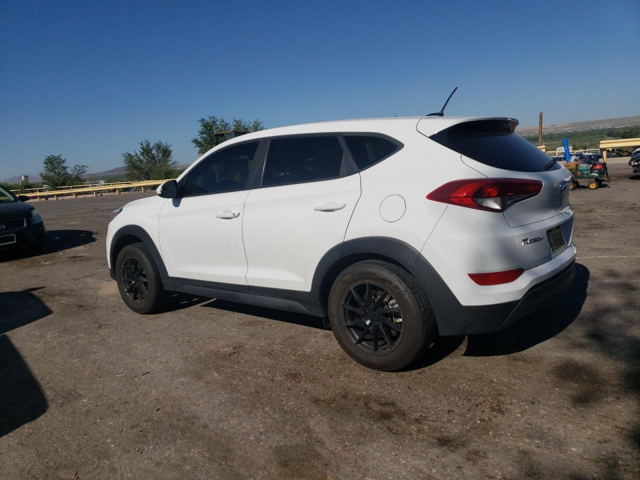 KM8J23A4XHU403890 2017 HYUNDAI TUCSON - Image 2