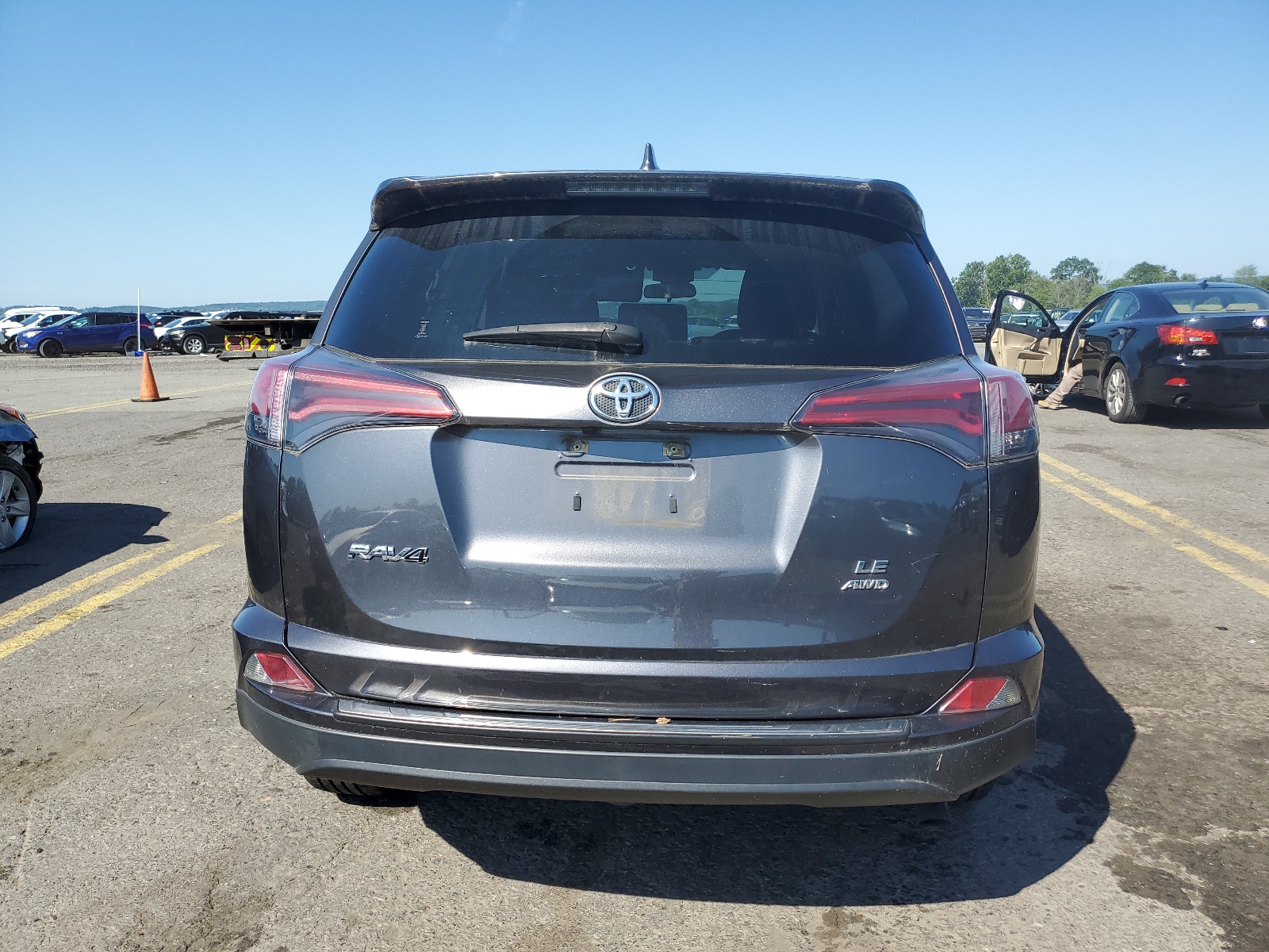 JTMBFREV5JJ746312 2018 Toyota Rav4 Le