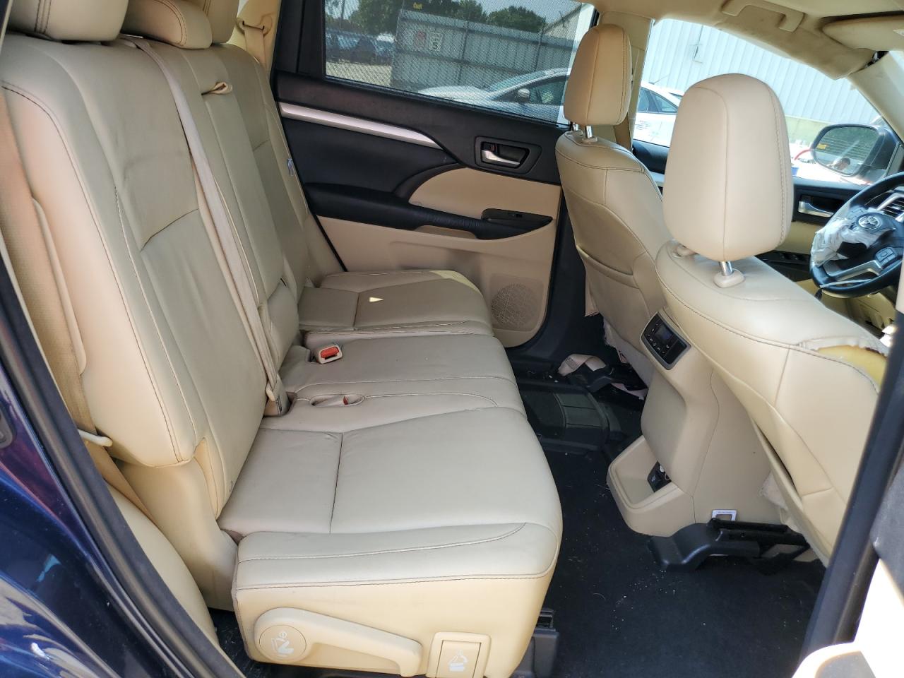 2015 Toyota Highlander - Image 11