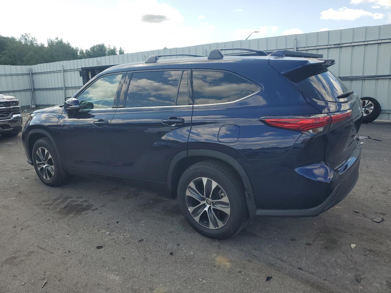2022 Toyota Highlander - Image 2