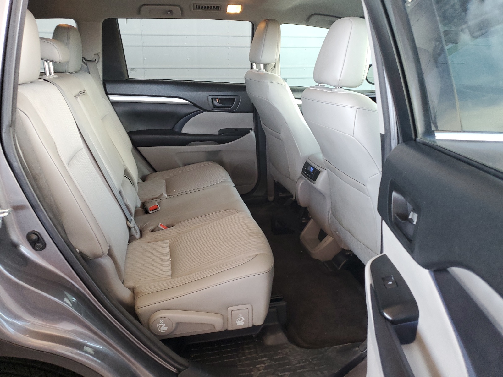 5TDZZRFH4HS226162 2017 Toyota Highlander Le