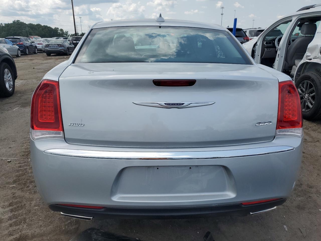 2C3CCARG5KH698604 2019 Chrysler 300 Touring