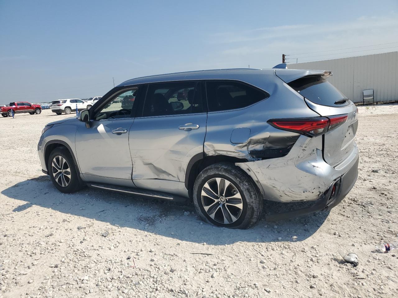 2022 Toyota Highlander - Image 2