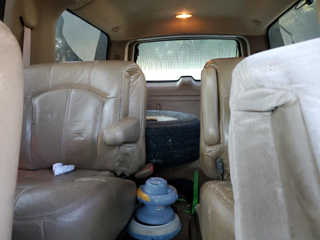 2000 Chevrolet Suburban C1500 VIN: 3GNEC16T8YG141370 Lot: 66839244