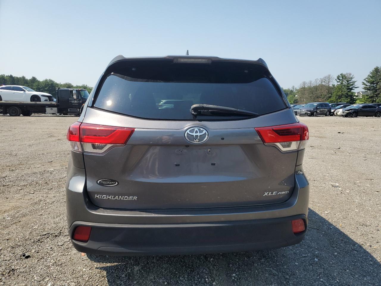 5TDJZRFH1JS561611 2018 Toyota Highlander Se