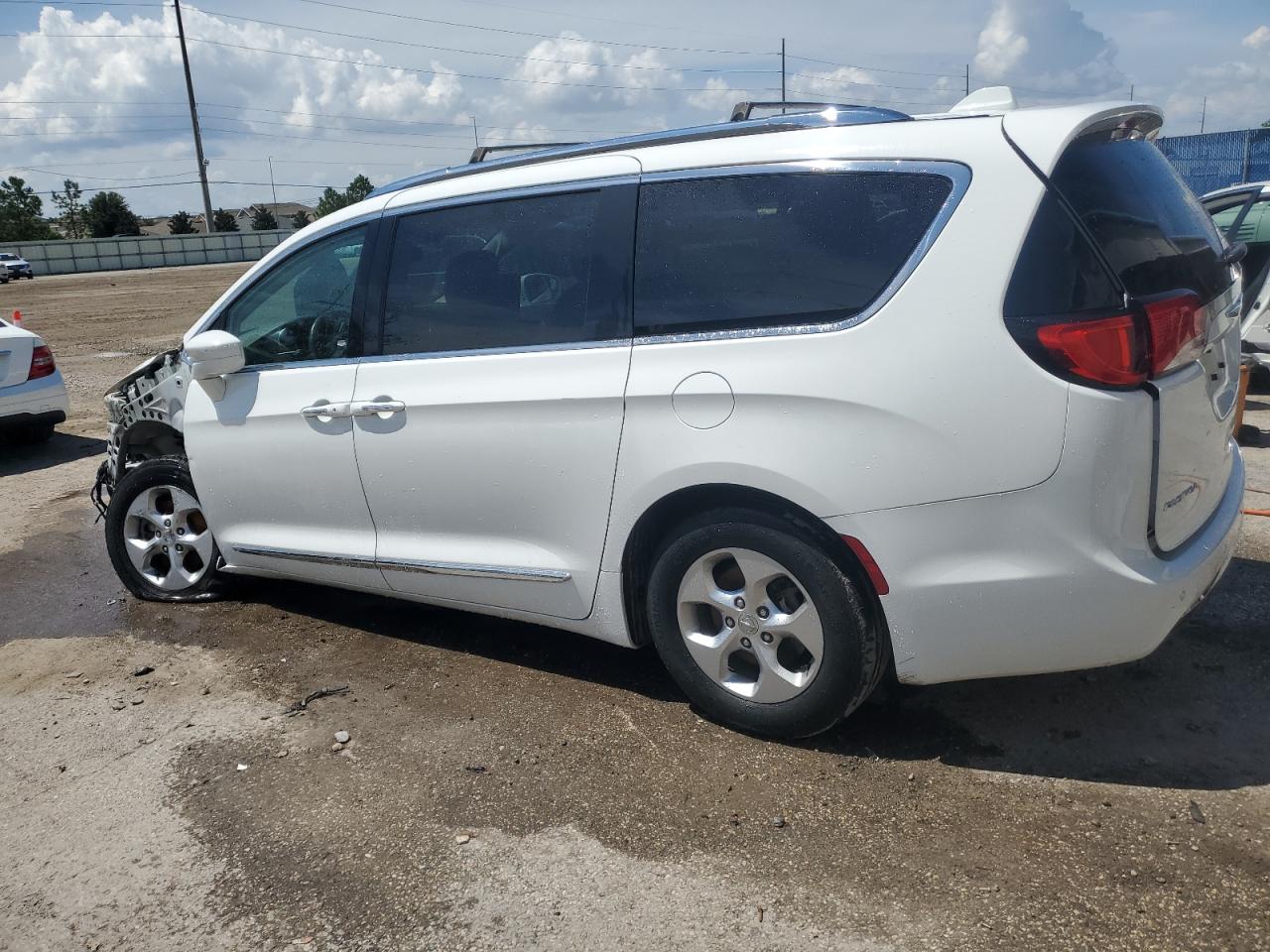 2C4RC1EG0HR727554 2017 CHRYSLER PACIFICA - Image 2