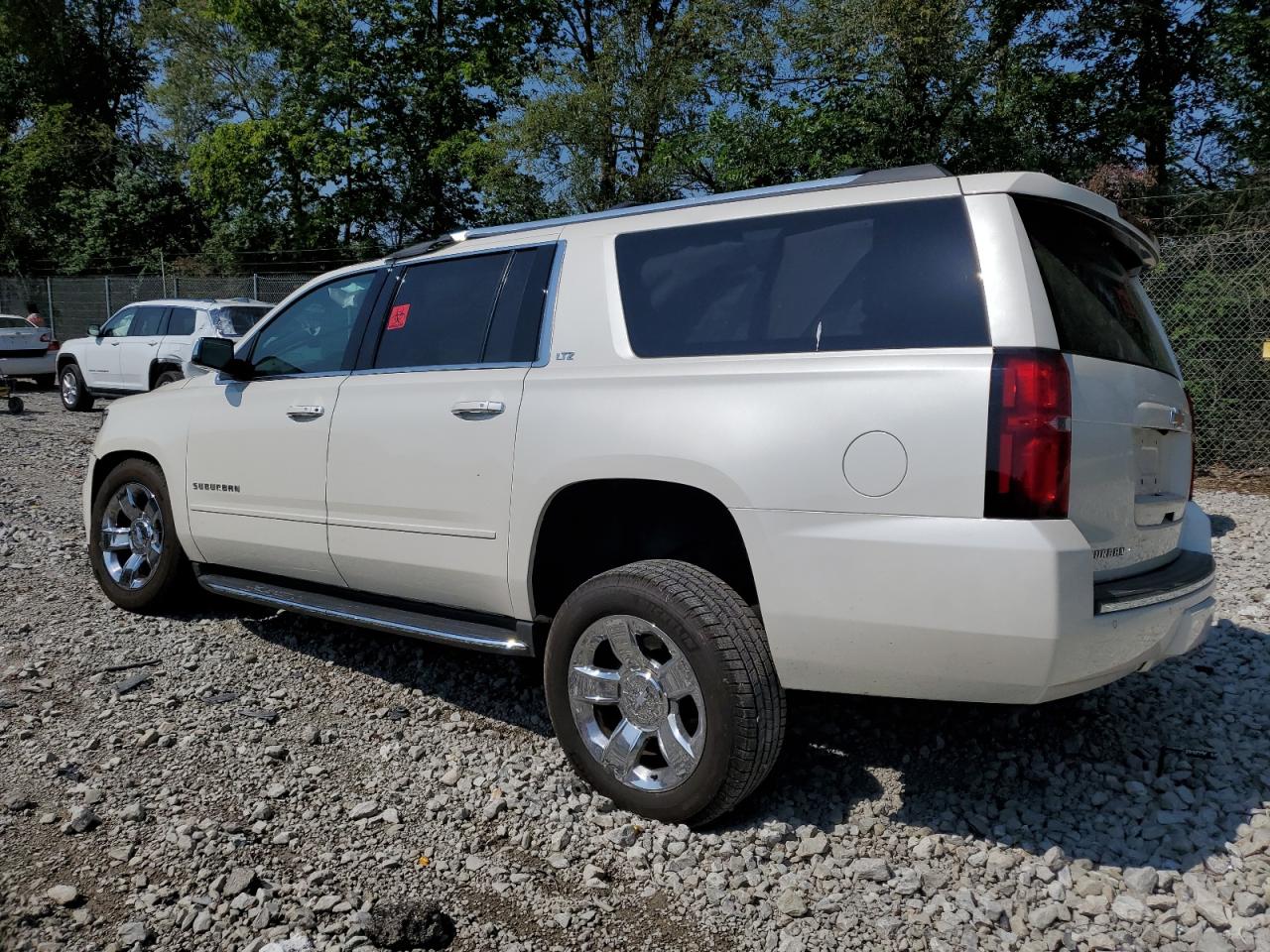 1GNSKKKC2FR507306 2015 CHEVROLET SUBURBAN - Image 2