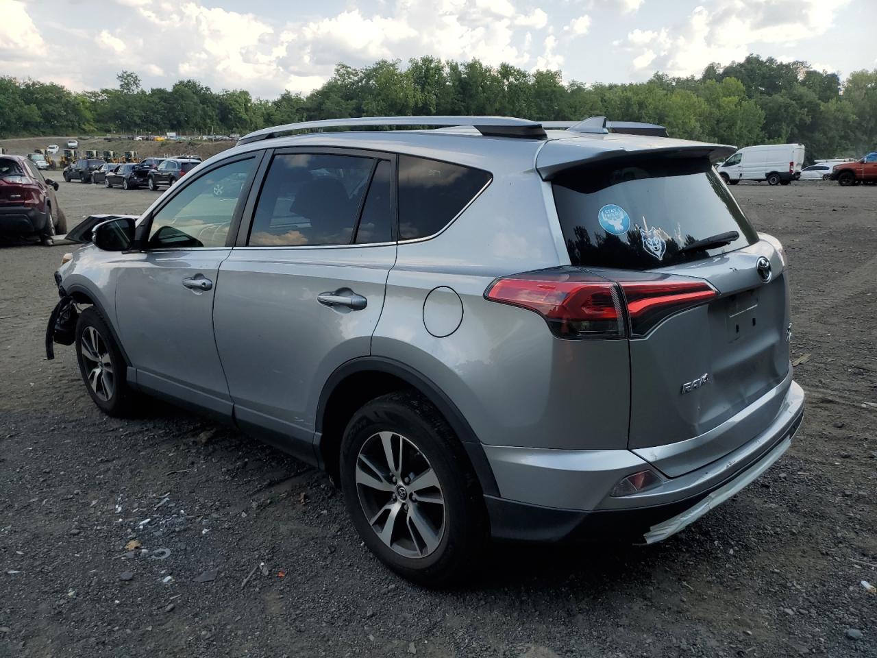 JTMRFREV0JJ258965 2018 TOYOTA RAV 4 - Image 2