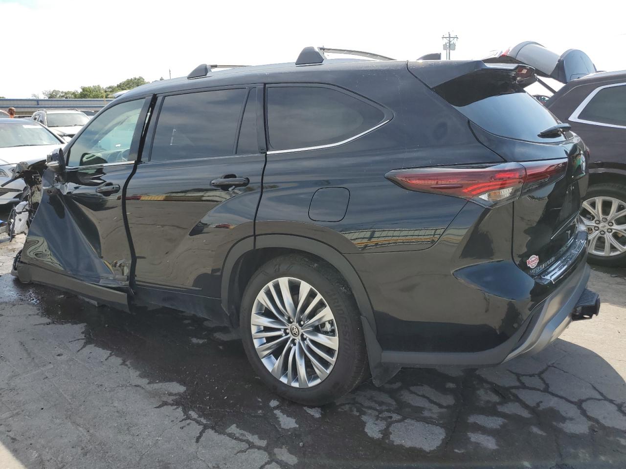 5TDKDRBH4RS528834 2024 TOYOTA HIGHLANDER - Image 2