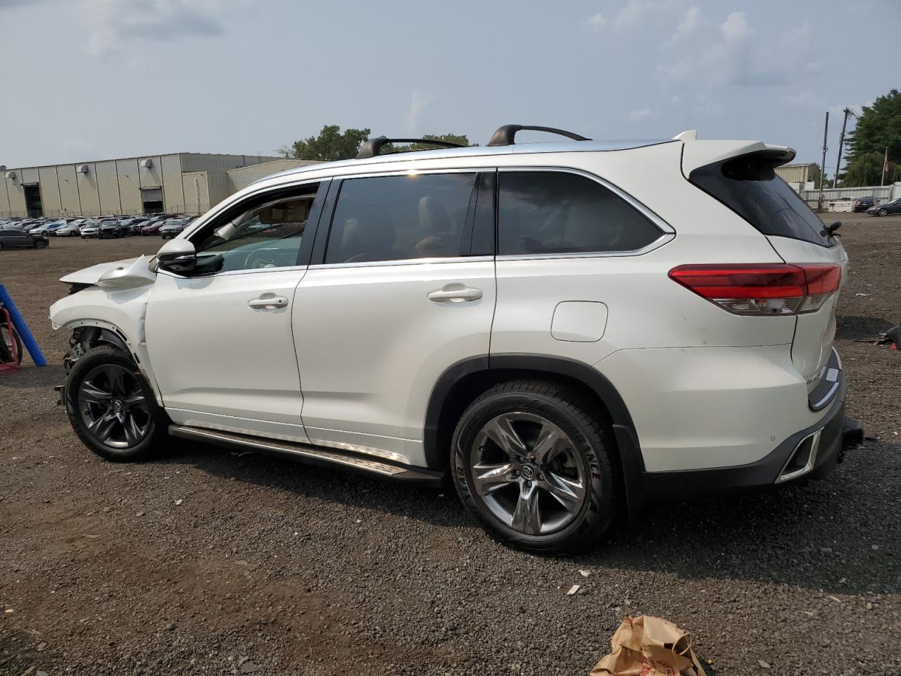 5TDDZRFH0KS915715 2019 TOYOTA HIGHLANDER - Image 2