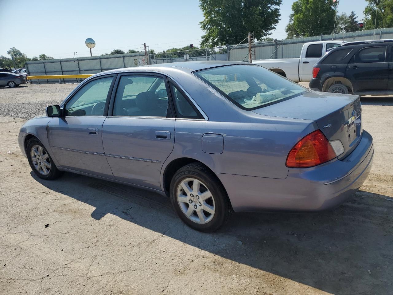 2000 Toyota Avalon - Image 2