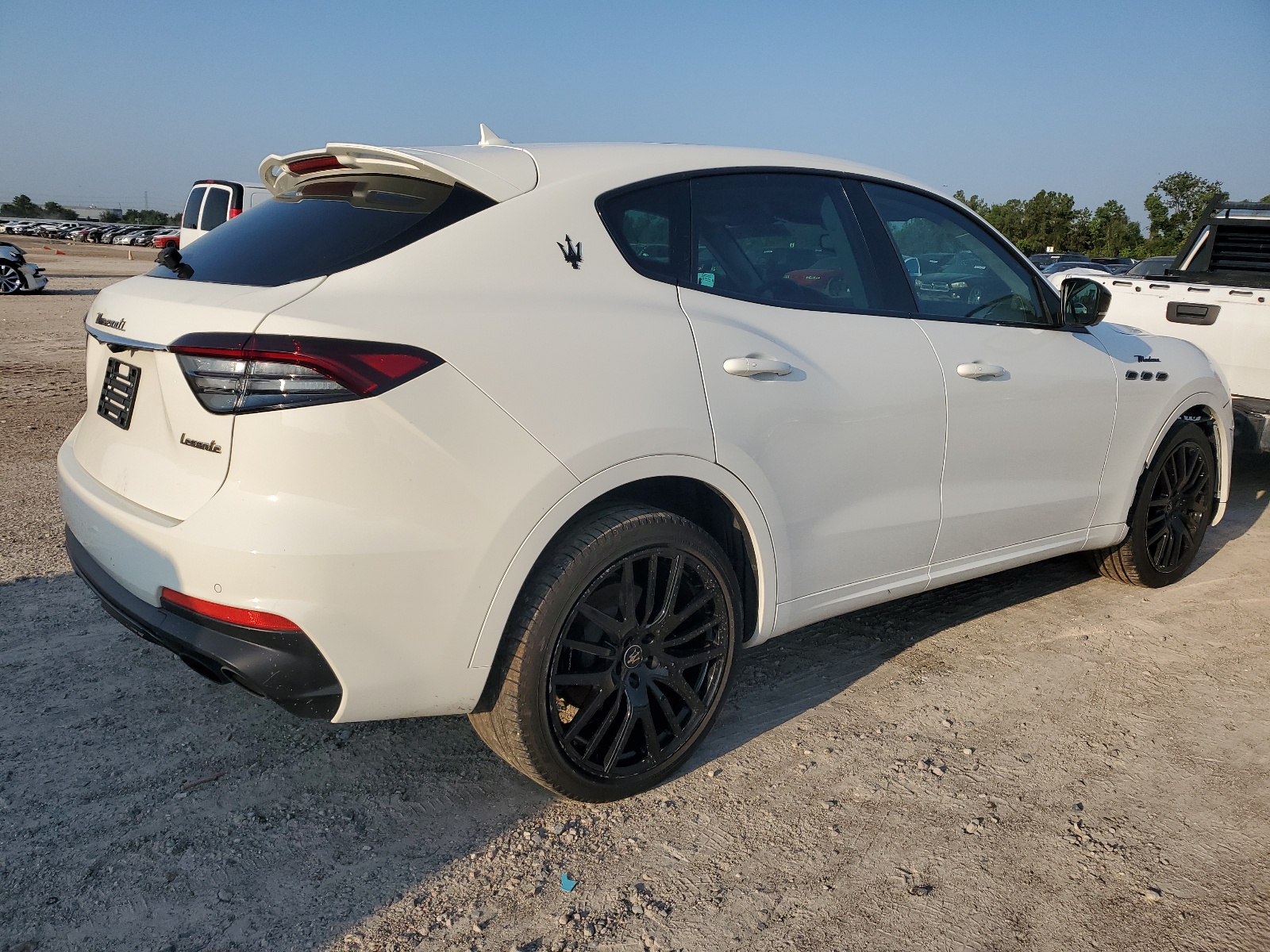 2022 Maserati Levante Modena vin: ZN661YUM0NX402942