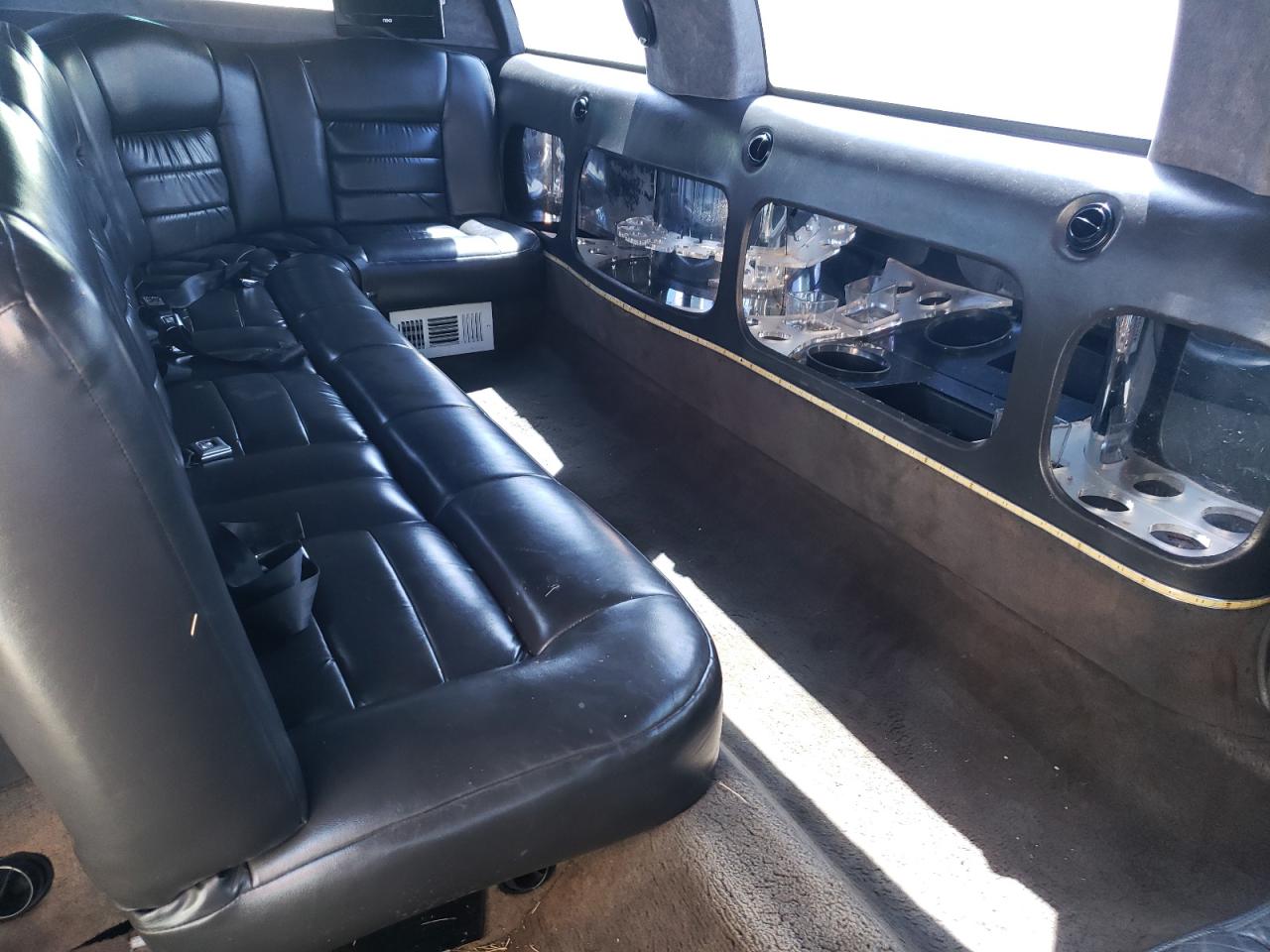 2000 Lincoln Town Car Executive VIN: 1L1FM81WXYY853287 Lot: 68938264