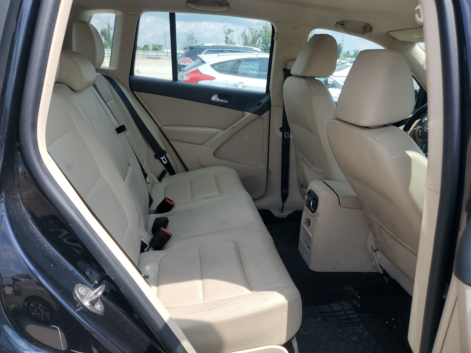 WVGAV7AX1HK010090 2017 Volkswagen Tiguan S