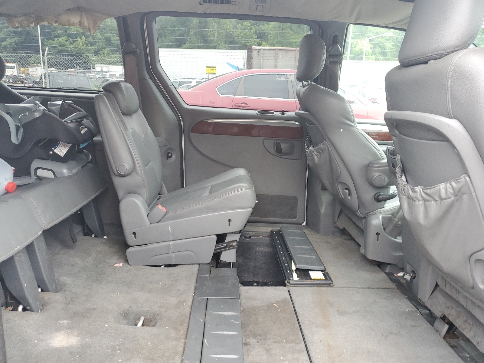 2C4GP64L95R168587 2005 Chrysler Town & Country Limited