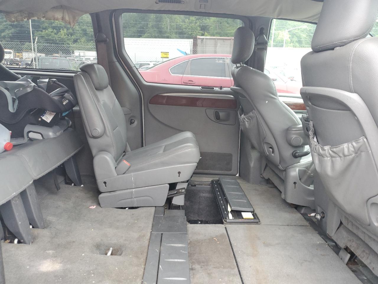 2005 Chrysler Town & Country Limited VIN: 2C4GP64L95R168587 Lot: 66696284