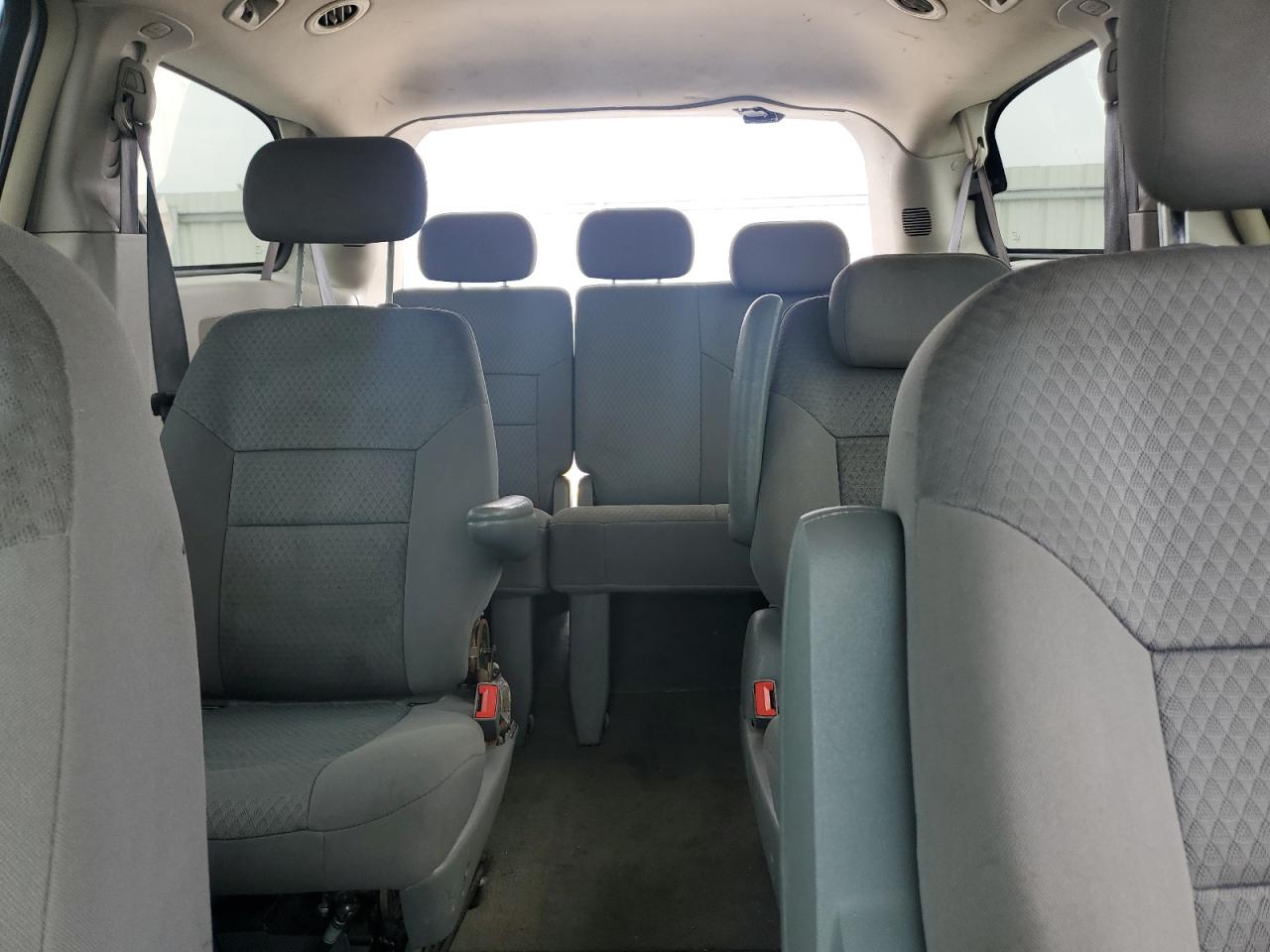 2010 Chrysler Town & Country - Image 10